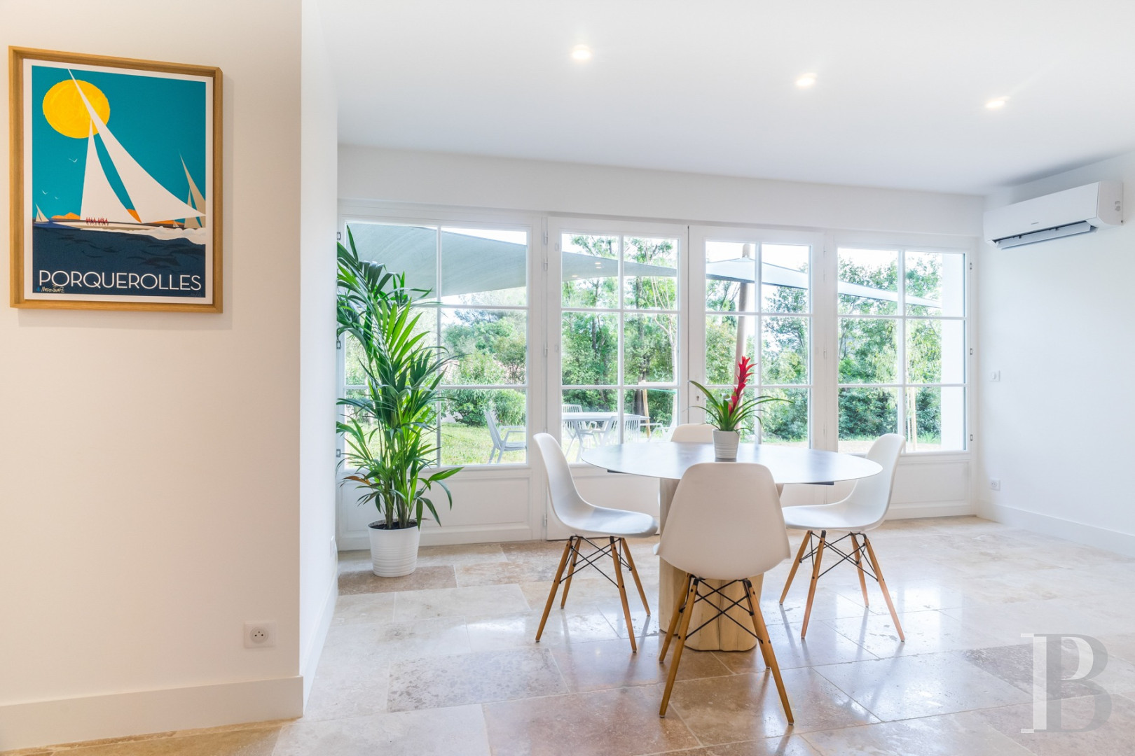 A renovated farmhouse surrounded by extensive grounds leading down to the sea, between Toulon and Hyères on the Var coast - photo  n°13